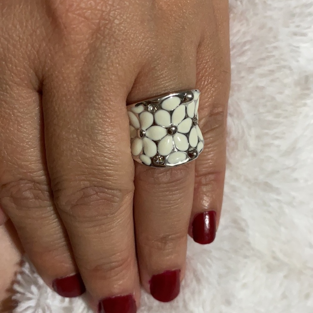 Roxi Daisy ring 🆕 flowers - Picture 9 of 13